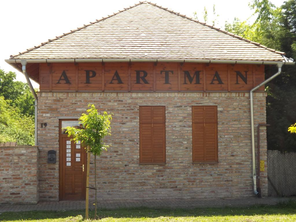 Gyulai Fuerdoe Apartman Δωμάτιο φωτογραφία